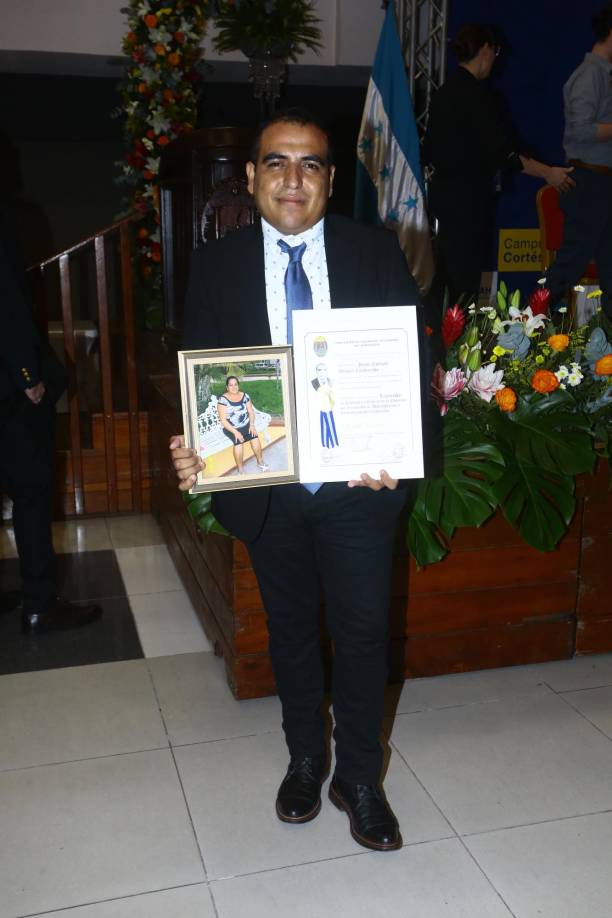 Josué Medina posó con el retrato de su adorada madre Telma Tróchez, a quien le dedicó su logro.