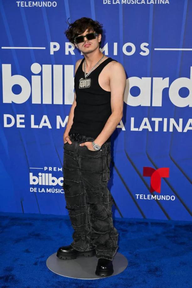 El disco del joven sonorense cuenta con 22 sencillos, incluidas colaboraciones con sus amigos Cano, la Doble P y Junior H, además de otros temas como Kenia Os y Blessd, entre otros artistas.