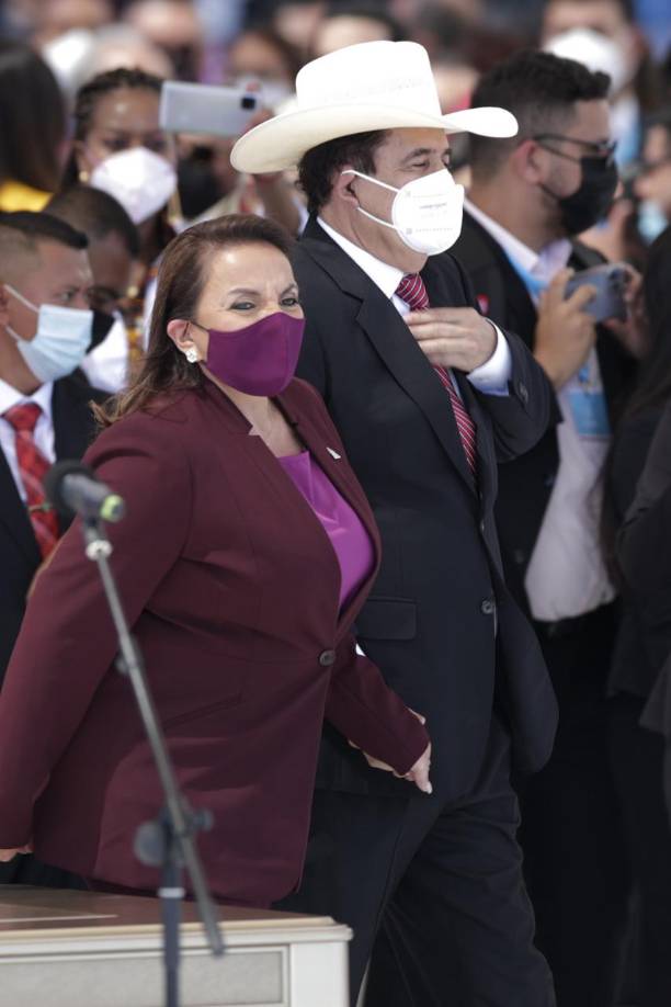 Mel Zelaya y Xiomara Castro, de lo más cariñosos en la toma de posesión