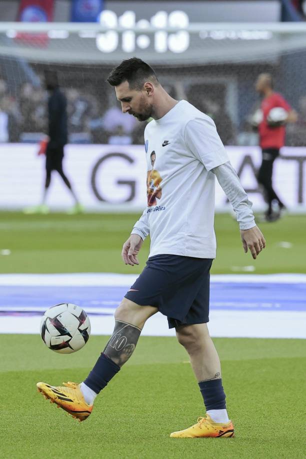 Minutos antes del inicio del partido, PSG anunció el adiós de Messi y la afición no perdonó al argentino por su decisión de irse.