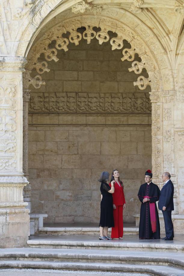 En el monasterio, declarado Patrimonio de la Humanidad de la UNESCO en 1983, recibieron a la princesa su directora, Margarida Donas, y el prior de Santa María de Belém, José Manuel dos Santos. 