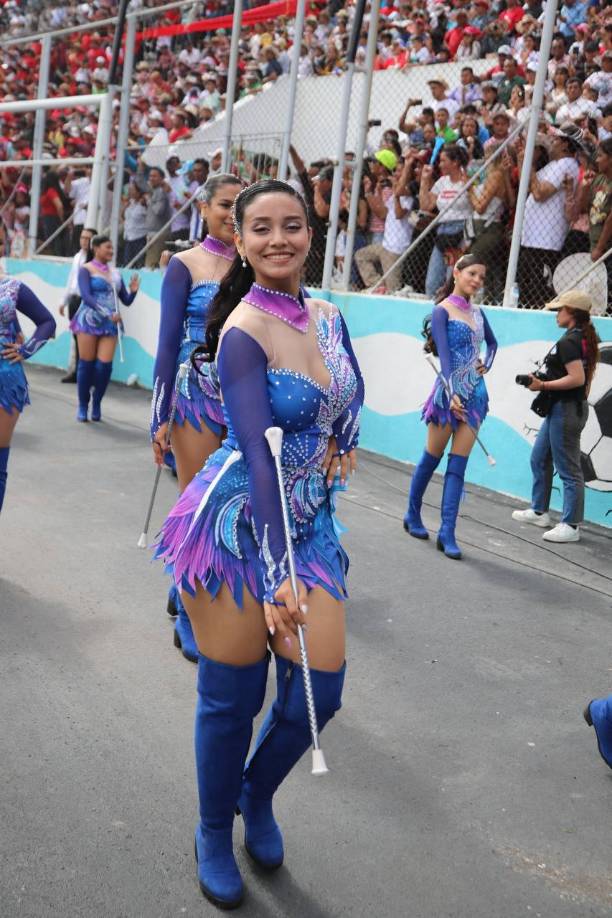 La vestimenta de las palillonas del popular instituto capitalino se diferenciaba entre la multitud de colegios que desfilan este domingo. 