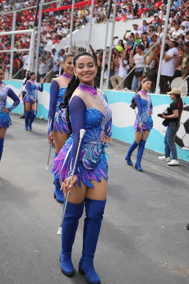 La estudiante demostró su talento y destreza con el bastón al ritmo de las coreografías. 