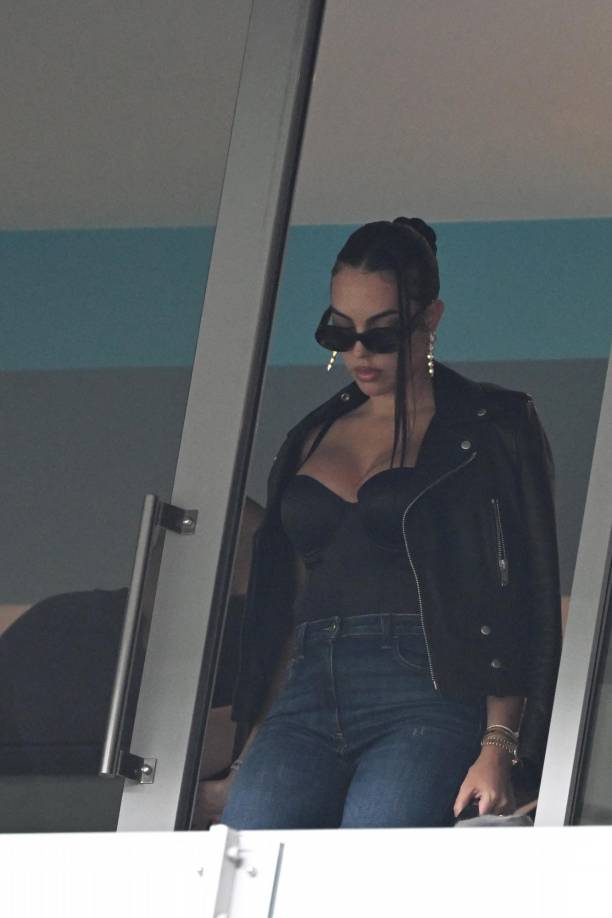 Por su parte, en la zona VIP del estadio, alguien llamó la atención y robó suspiros a muchos de los aficionados.