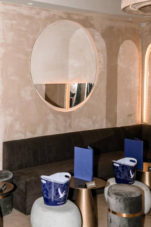 La Traviesa es un lugar el cual se encuentra en una zona alta de Barcelona y cuenta con una parte VIP en la que de acuerdo con lo publicado por varios medios, este era el sitio en el que Gerard Piqué veía escondidas a Clara Chia Martí.