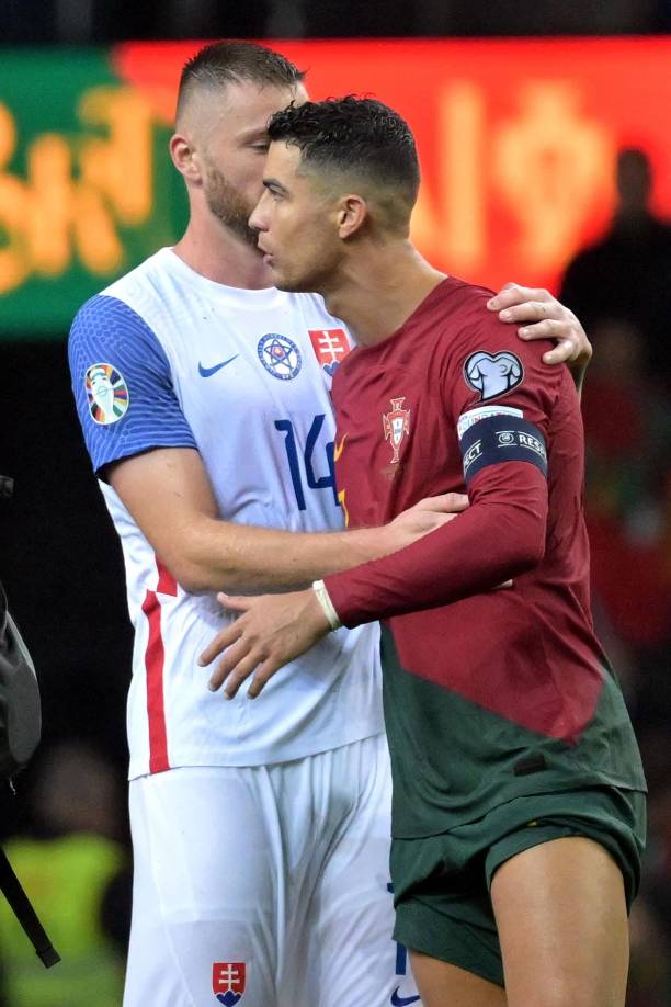 Cristiano Ronaldo saludando al jugador Milan Skriniar de Eslovaquia.