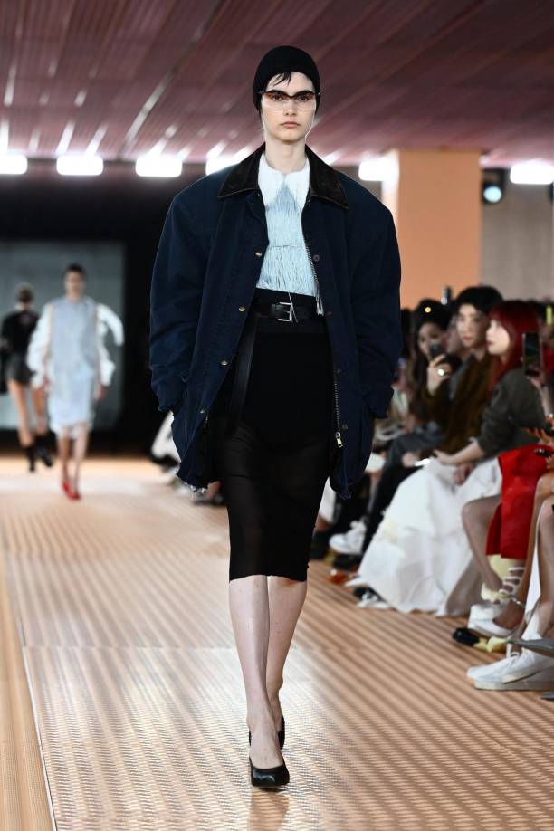  la colección era rica en materiales: vestidos diáfanos, confeccionados con una tela translúcida tan liviana que Prada supuestamente patentó la tecnología, parecían flotar en el aire, mientras que borlas relucientes, bordados intrincados y ojales que salpicaban camisas y vestidos corrían por todas partes. 