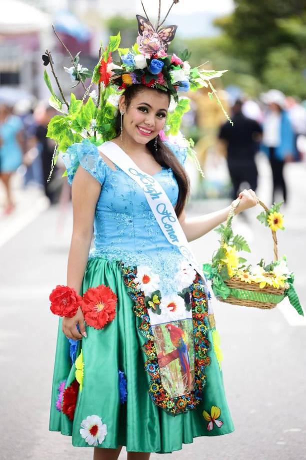 Alexandra Tróchez con un traje típico en los desfiles de San Pedro Sula.