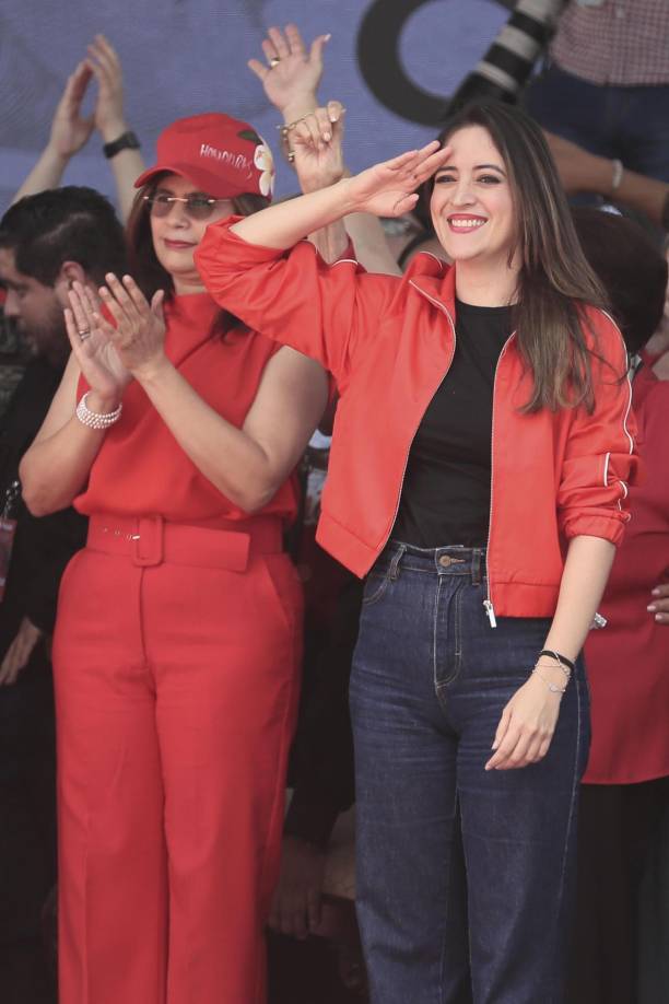 Asimismo, denunció una colusión del “débil bipartidismo” en el Consejo Nacional Electoral (CNE), encabezado por Cossete López, del Partido Nacional, para repartirse los cargos de cara a las elecciones primarias y generales de 2025.