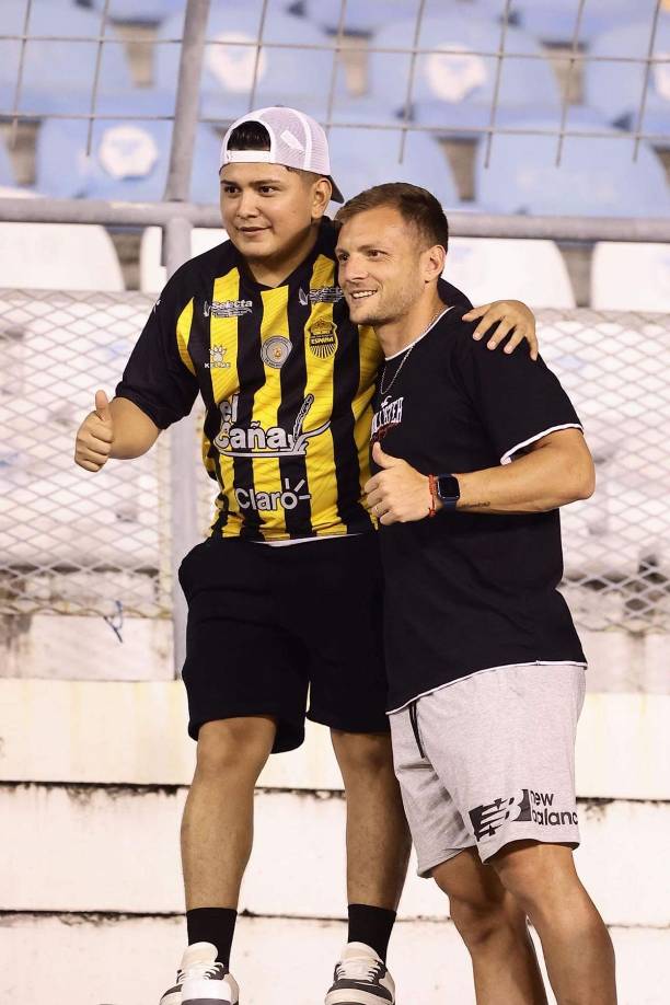 El defensa argentino Sebastián Hernández, fichaje del Real España, accedió a tomarse fotografías con aficionados de la Máquina.