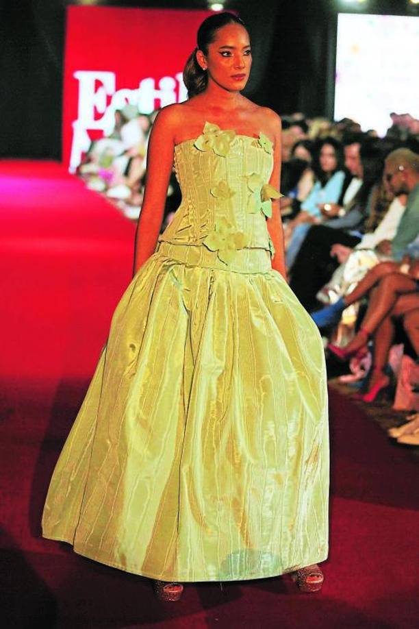 Luz Ernestina Mejía mostró una propuesta de elegancia y sobriedad femenina. 