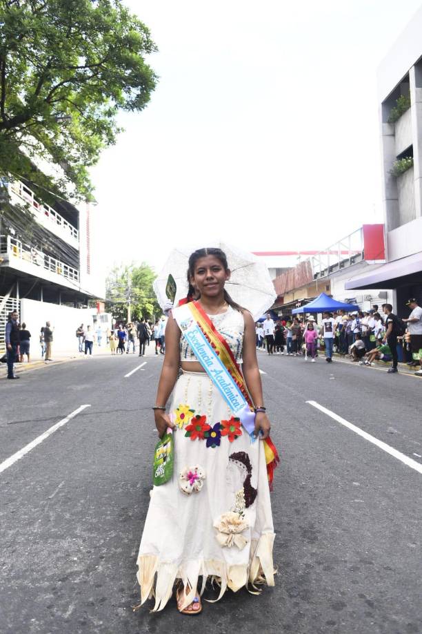 El alcalde de San Pedro Sula y demás autoridades municipales recibió con aplausos a cada alumno.