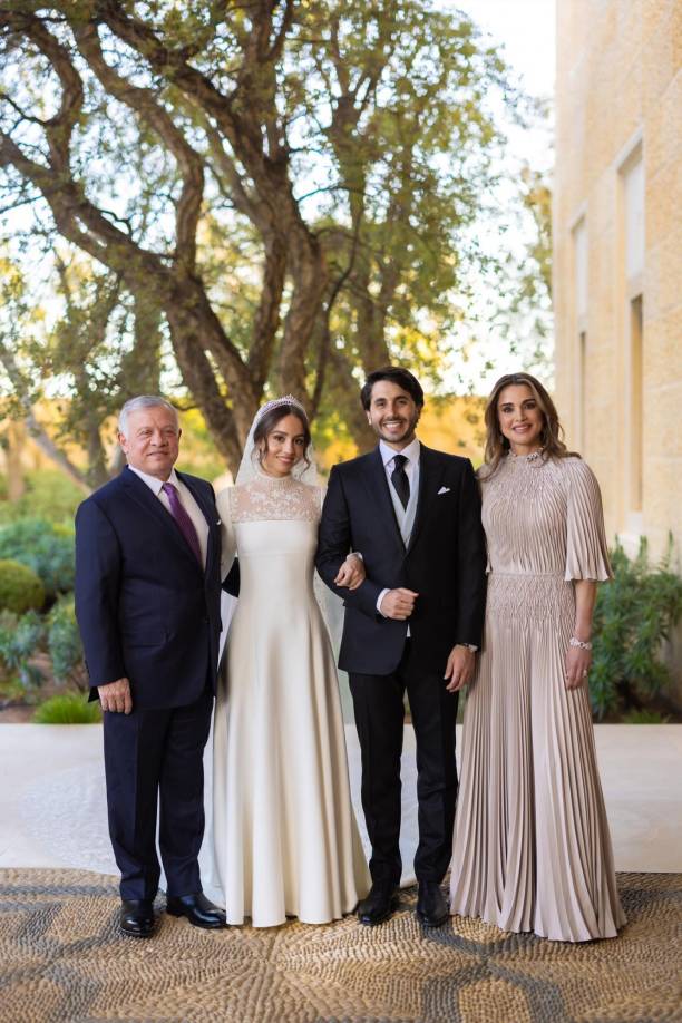 Los reyes de Jordania, Abdalá y Rania, posaron con los novios al culminar la ceremonia.