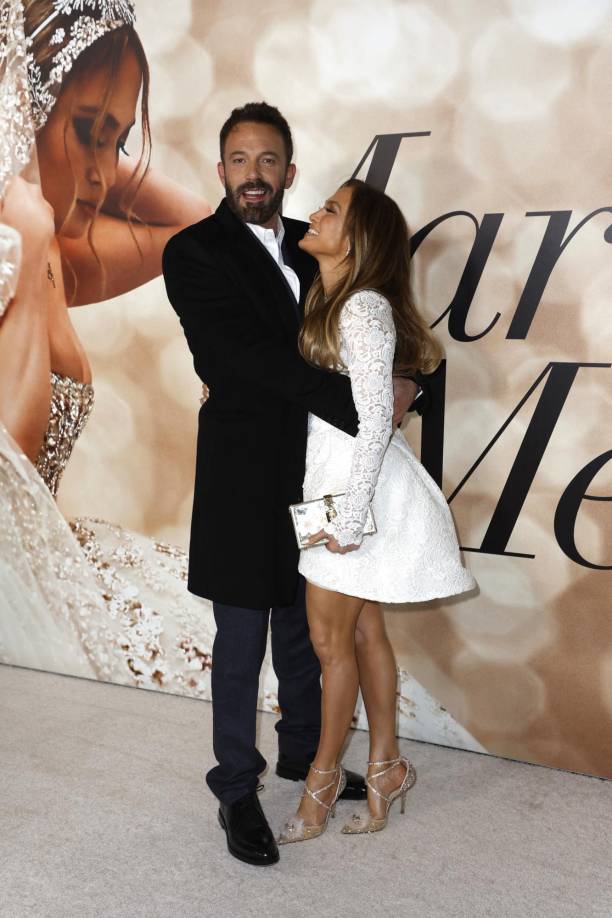 López, de 52 años, lució un vestido babydoll de encaje blanco en el estreno, mientras que Affleck, de 49, lució elegante con un traje oscuro y una camisa blanca abotonada.