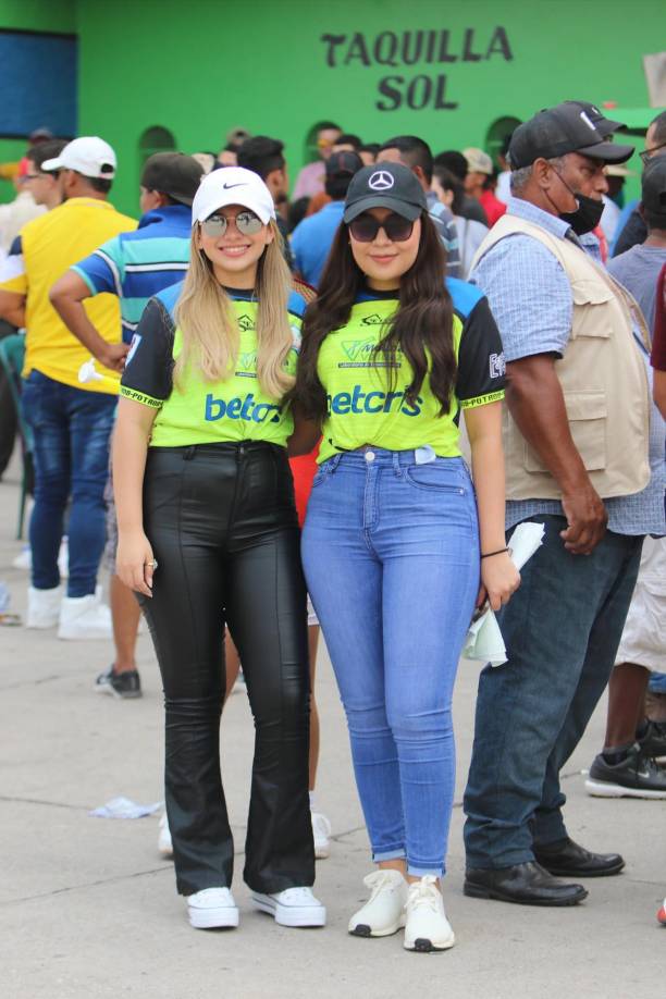 Estas bellas aficionadas derrocharon su belleza para las cámaras de Diario LA PRENSA.