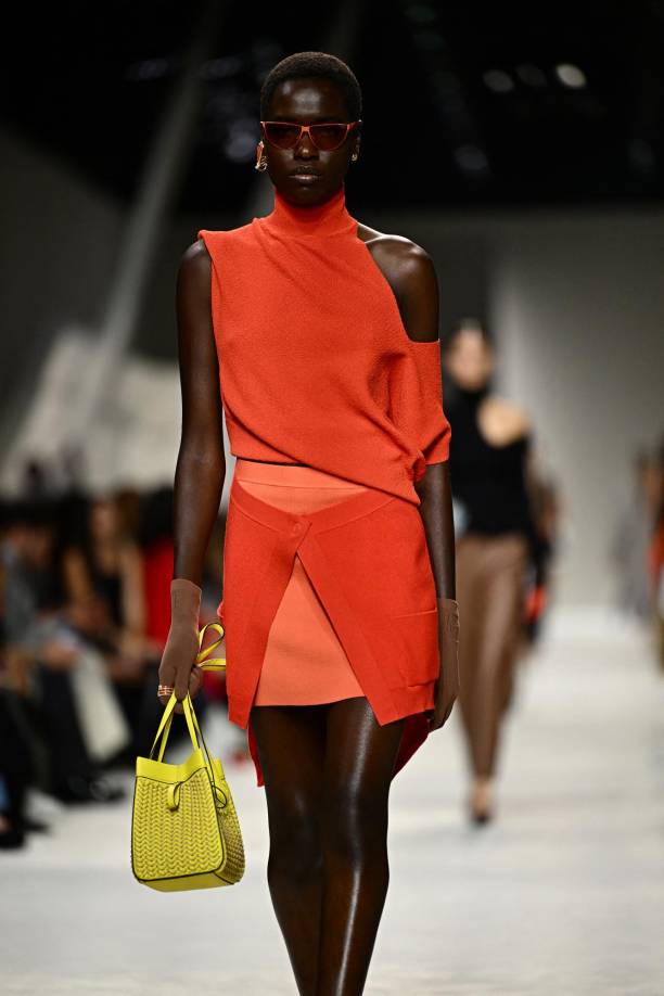 La colección se definió por una sensación de ligereza y libertad, personificada en su vívida paleta (barras de rojo, naranja y amarillo limón se extendieron por todas partes) y las siluetas sencillas y retorcidas que fueron diseñadas para recordar las cortinas de las estatuas romanas.