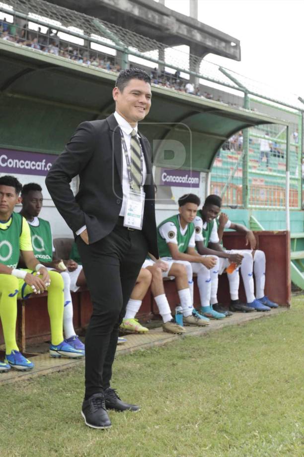 El entrenador Luis Alvarado se caracteriza por mostrarse elegante en cada uno de los juegos y ante Curazao no fue la excepción.