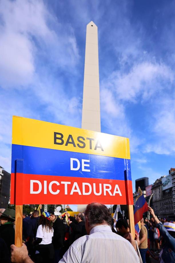  La convocatoria en Argentina -donde residen entre 220 y 250 mil venezolanos- también agolpa este sábado manifestantes en las provincias de Mendoza y Neuquén (oeste), Córdoba (centro) y en las localidades de Bahía Blanca y San Clemente del Tuyú, en la provincia de Buenos Aires.