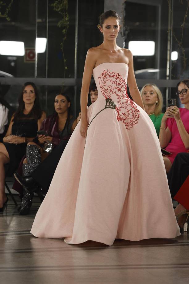 Tras un arranque lleno de diseño y creatividad, la segunda jornada la protagonizarán nombres como Angel Schlesser, Isabel Sanchis, Hannibal Laguna, Berhanyer, JCPajares, Álvaro Calafat y Malne con un programa de desfiles que se desarrollará desde las 11.30h hasta las 20.30h del viernes 13 de septiembre.