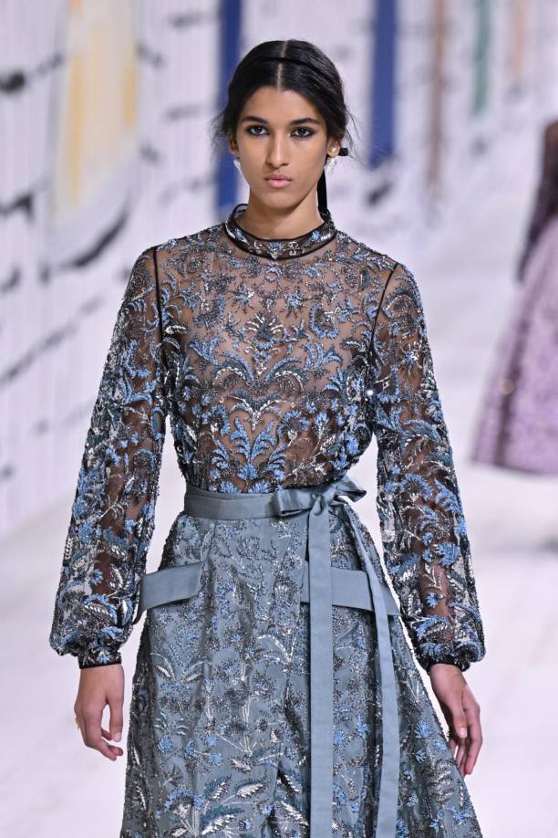 Entre los invitados figuraban parte del elenco de la próxima serie “The New Look” de Apple TV, con Benjamin Meldensohn (que interpreta También hubo faldas plateadas, semitransparentes, con un body negro, y un espectacular vestido largo dorado, de una sola pieza. 