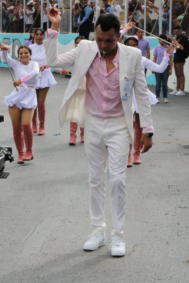 Las palillonas del Rafael Pineda Ponce y sus distintos cuadros fueron de los primeros en ingresar al estadio “Chelato Uclés”. 