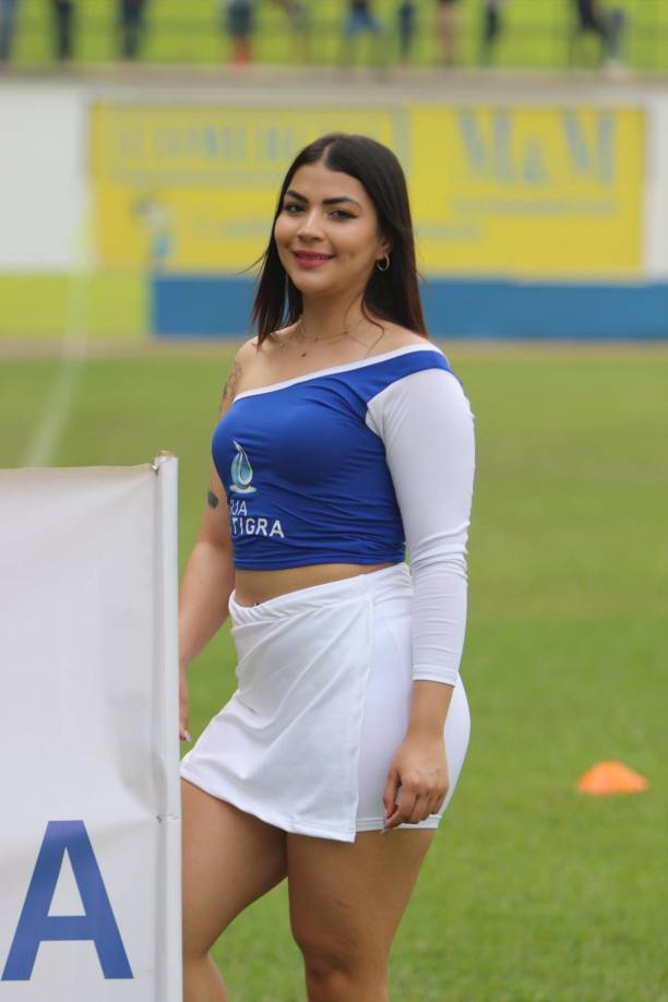 Las bellas edecanes no podían faltar y estuvieron presentes en los diferentes estadios.