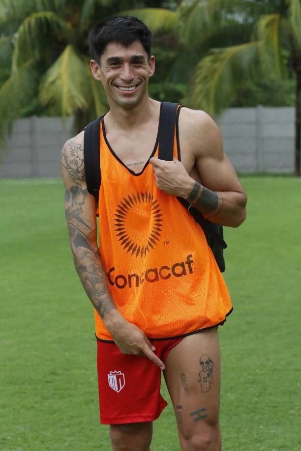 Juan Vieyra, exjugador del Real España y Marathón, sorprendió al ser anunciado como nuevo refuerzo del Real Estelí de Nicaragua tras su salida de la Máquina. El argentino jugó recientemente un amistoso ante el Monstruo en San Pedro Sula.