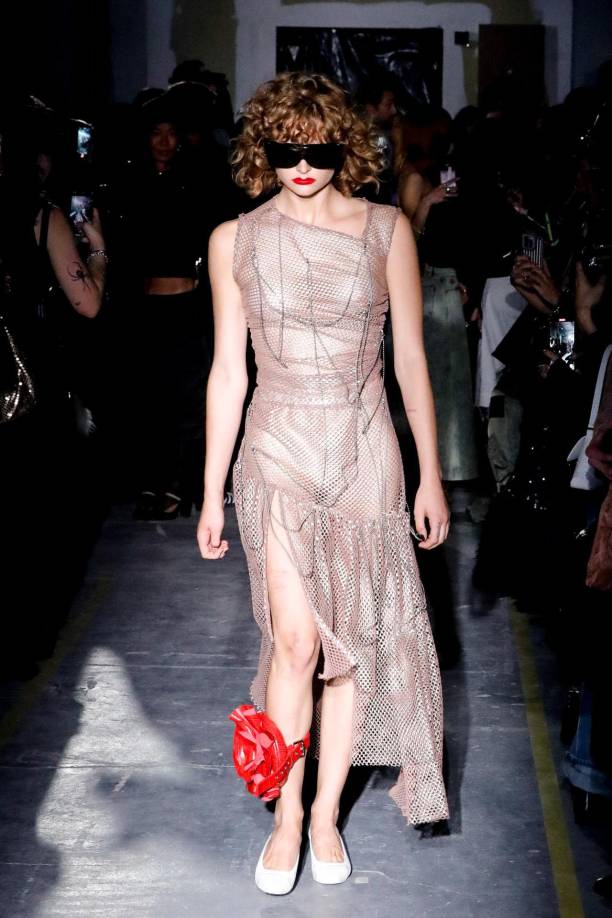 Vaquera de Patric DiCaprio y Bryn Taubensee ha dominado la moda de Nueva York desde su lanzamiento durante más de una década. La marca andrógina suele abrir la Semana de la Moda de París con fuerza, y la Primavera/Verano 2024 no es diferente. La colección de 41 looks fue atrevida y reveladora, ampliando la atrevida identidad de Vaquera con su erotismo habitual. 