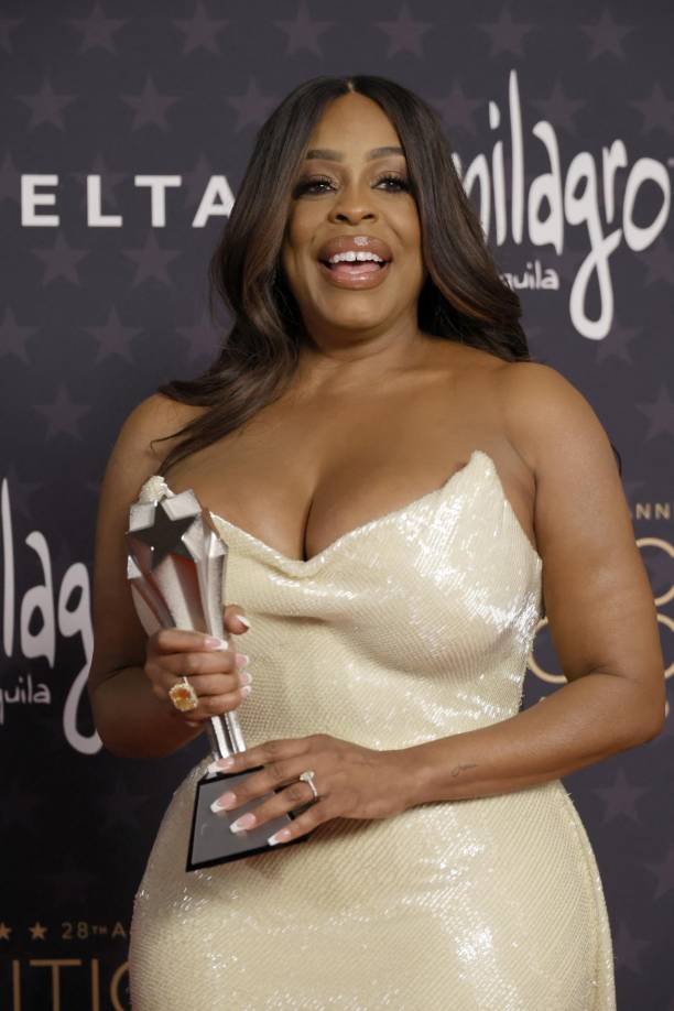 Mejor actriz de reparto en una serie limitada o película para televisión: Niecy Nash-Betts, “Dahmer - Monster: La historia de Jeffrey Dahmer” (Netflix). 