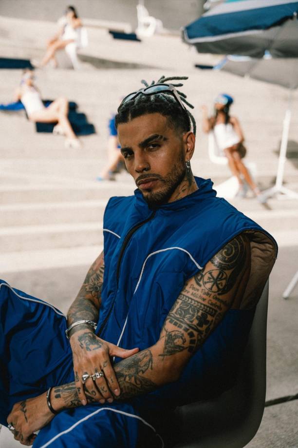 Asimismo, hay quienes ligan el fracaso de la gira a un castigo del karma por la supuesta infidelidad del boricua hacia su exnovia, Rosalía, quien presumía estar muy enamorada de él y hasta tenía planes de boda.