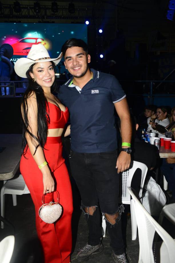 Sampedranos cantan y bailan al ritmo de El Trono de México