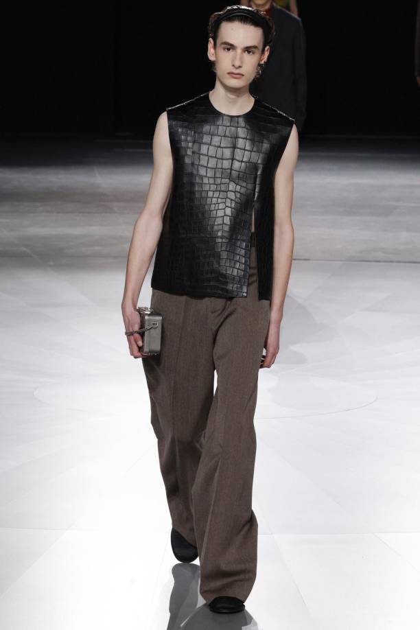 Una modelo modela una creación de Kim Jones para la colección Prêt-à-porter Otoño-Invierno 2024/2025 de Dior Homme Menswear como parte de la Semana de la Moda de París.