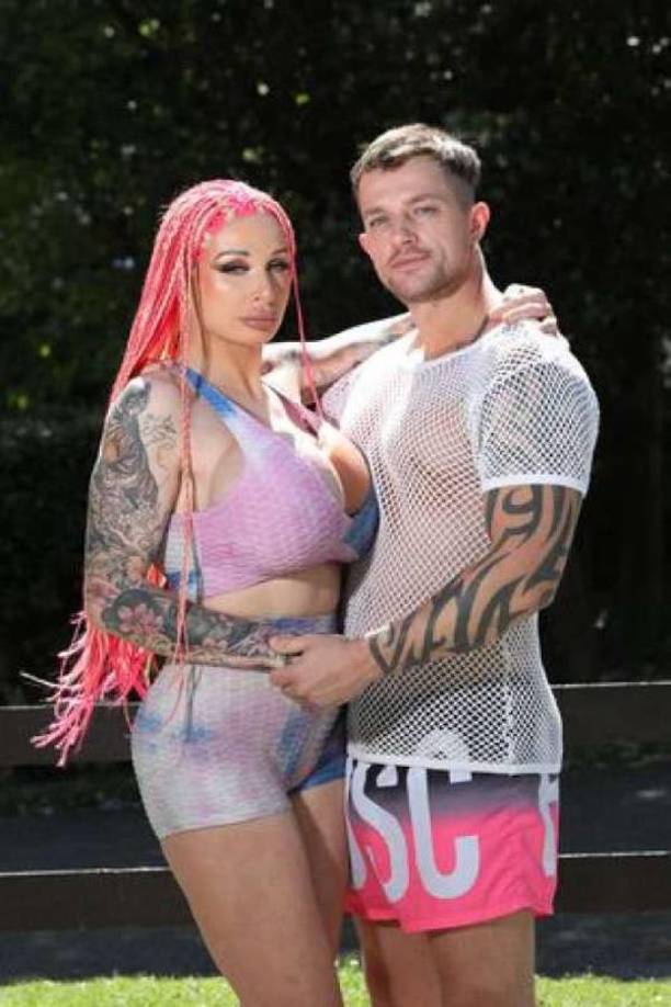 Oliver decidió dejar el fútbol hace ocho meses y actualmente trabaja en la industria del cine para adultos junto a su pareja, Sophie Anderson. 