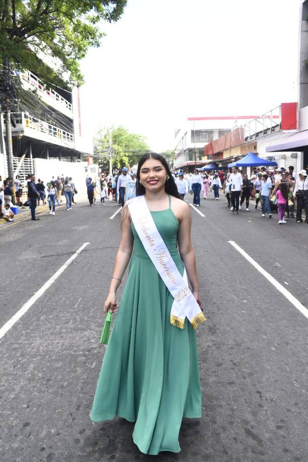 Las señoritas independencia, reina de las flores y madrinas de cada colegio de vistieron de gala.