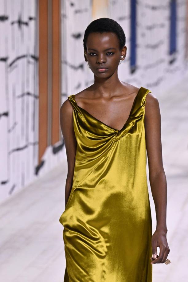 Los vestidos en tonos intensos como este forman parte de la colección de Alta Costura de Christian Dior para la temporada Primavera-Verano 2024.