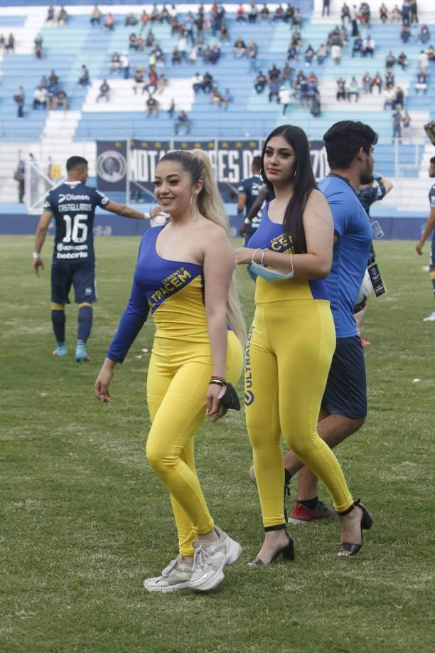Dos hermosas mujeres que robaron suspiros en el choque donde Motagua goleó 4-0 al Honduras Progreso.