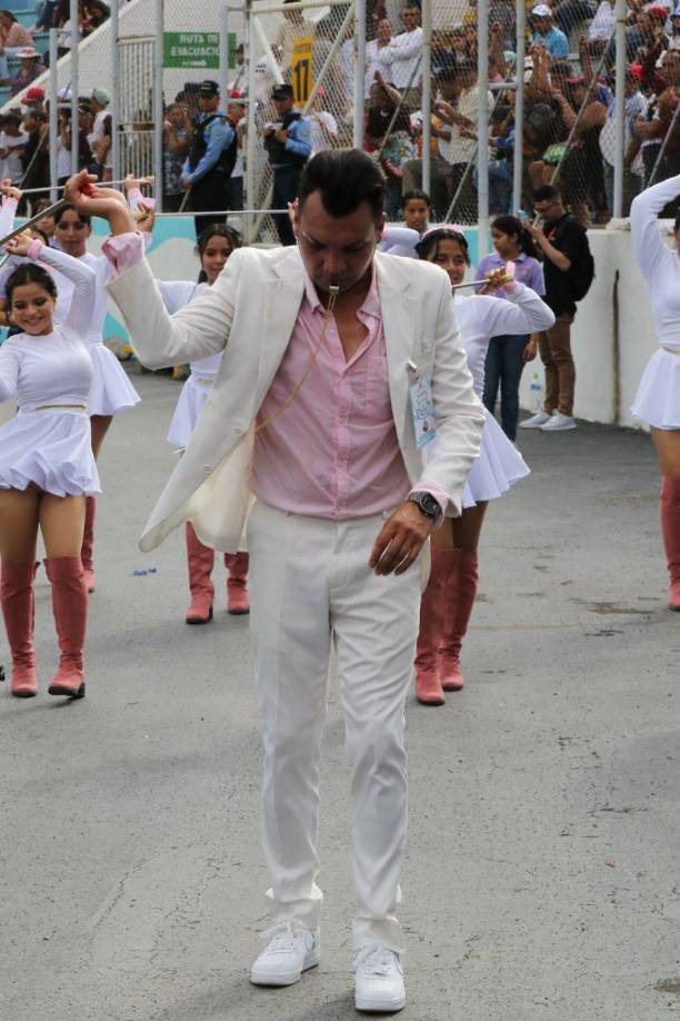 Asimismo, dijo que era el encargado del diseño de la vestimenta y de las coreografías de las jóvenes palillonas del Rafael Pineda Ponce. 