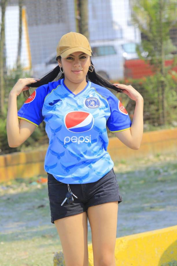 Esta linda chica cautivó en la previa del Motagua vs Tigres.