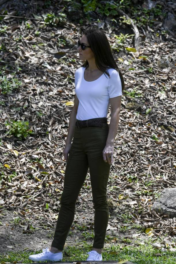 La duquesa de Cambridge optó por un sencillo atuendo para recorrer la base de entrenamiento británica en Belice.