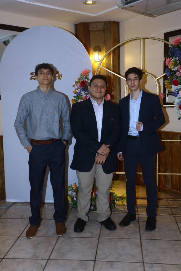 Mike Sánchez, Jean García y Alonso Reyes 