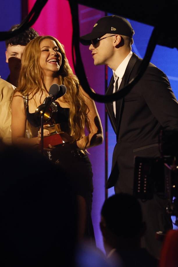 Skakira junto a Bizarrap al recoger el Grammy a mejor canción pop 2023 en la gala de los Latin Grammy.