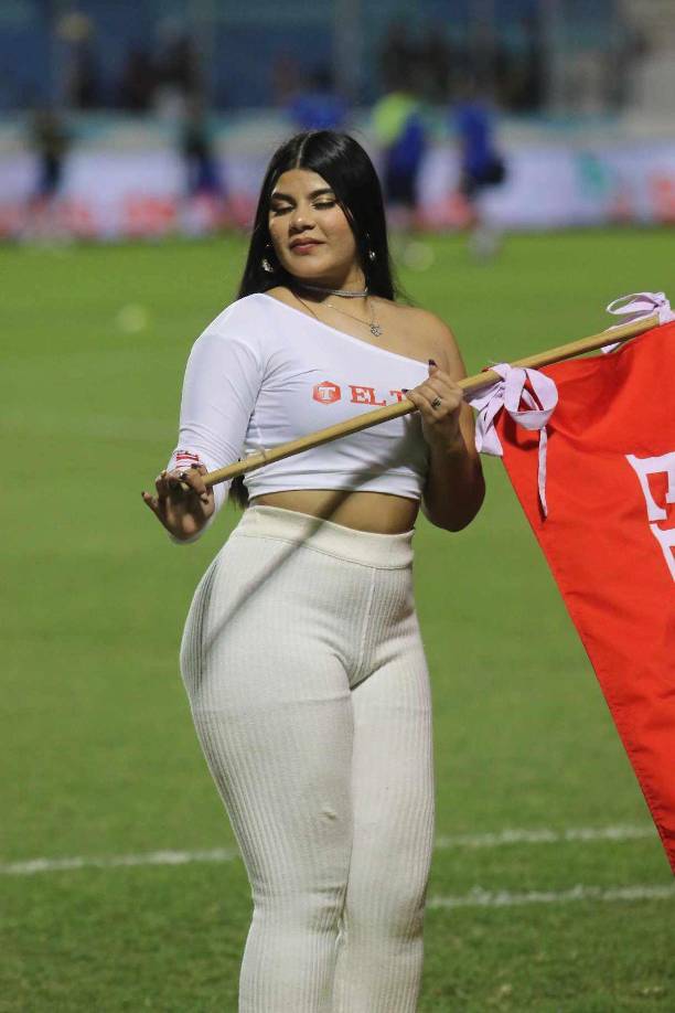 ¡Tremenda belleza! Las chicas engalanaron en la previa del partido entre el Motagua y el Olancho FC.