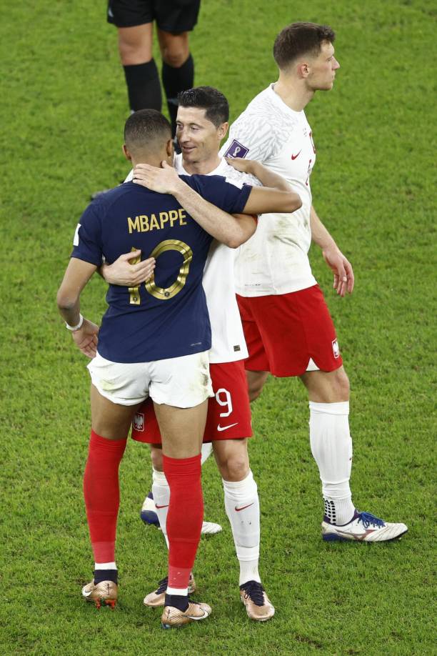 Momento en donde Lewandowski abrazó a Kylian Mbappé, posteriormente se captó que le mencionó algunas palabras al oído.