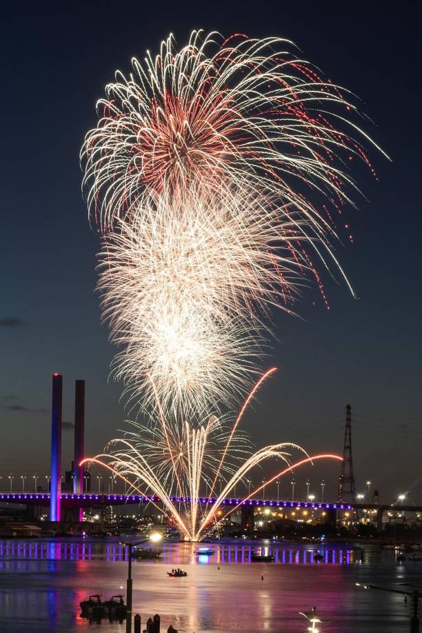 En Auckland, la primera gran ciudad en recibir el año nuevo, como es tradición se realizó la cuenta regresiva para la llegada del 2024 desde la torre Sky, en el centro de la urbe, seguida por un espectáculo de pirotecnia sobre la bahía de la capital neozelandesa. 