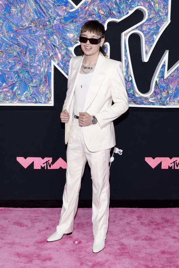 Peso Pluma fue bien evaluado entre los caballeros más elegantes sin salirse de su estilo urbano.