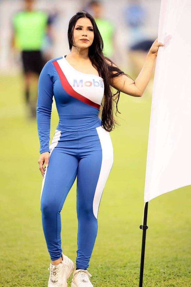 Bellas edecanes robaron miradas sobre el césped del estadio Olímpico.