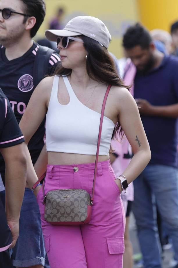 No podían faltar las bellas aficionadas que asistieron al estadio Cuscatlán para ver el amistoso entre El Salvador y el Inter Miami.