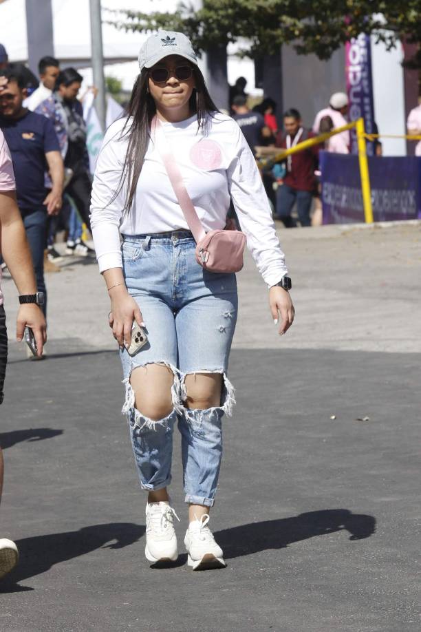 Lindas chicas llegaron al estadio Cuscatlán para ver el amistoso entre El Salvador y el Inter Miami.