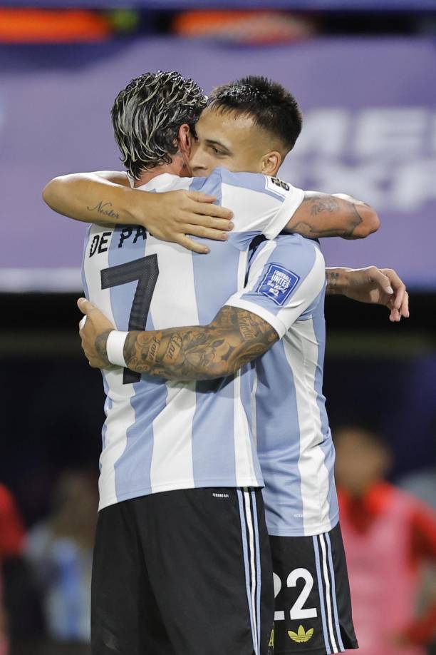Messi se queda sin técnico, pirueta de Lautaro y curiosa camisa de Argentina