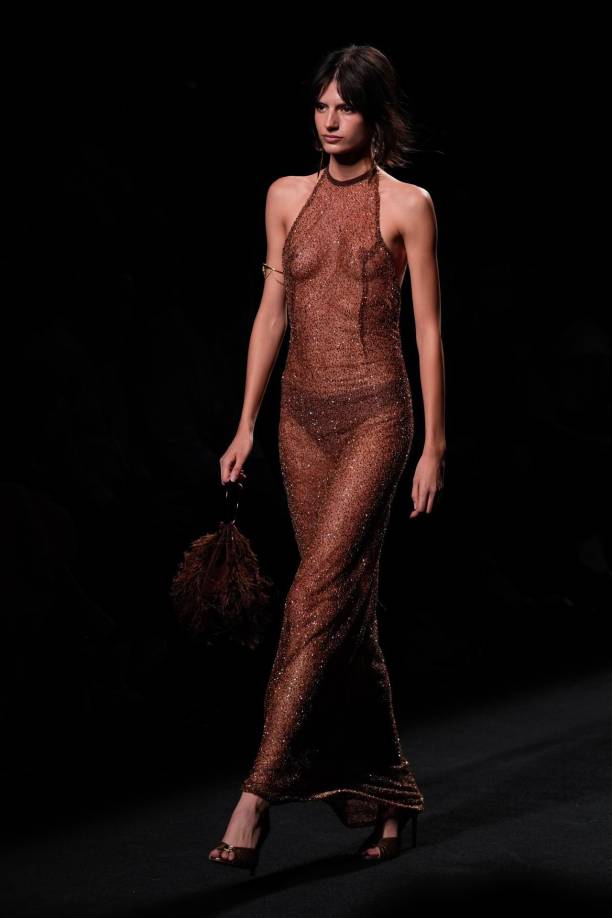 la firma sevillana Claro Couture vuelve a MBFWMadrid en su edición número 11. Elegancia, feminidad, sutileza y un lado provocador que siempre mantienen en sus diseños.